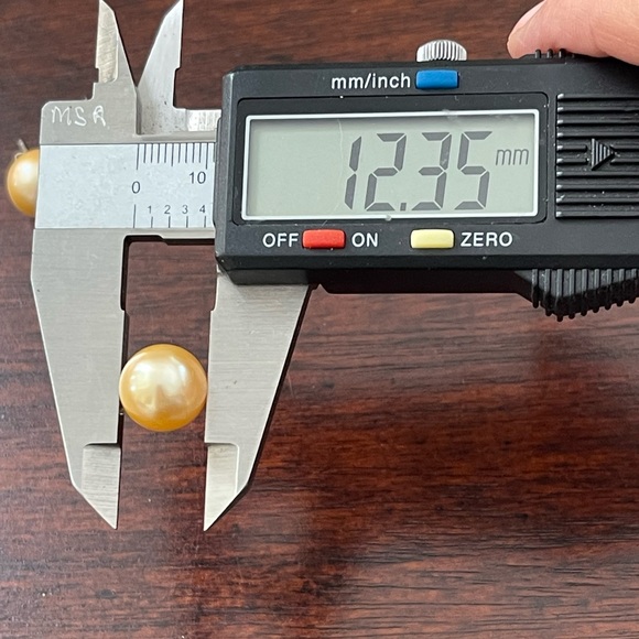 High quality large gold cream sterling silver stud earrings - Picture 6 of 8